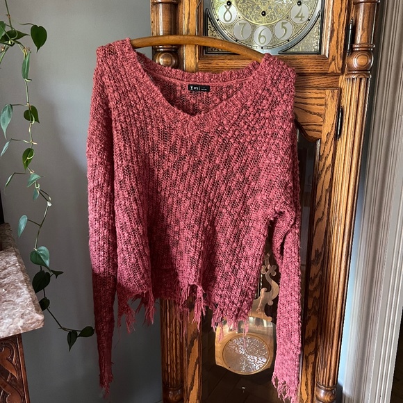 Very J Sweaters - Ladies Very J pullover sweater ragged hem and sleeve ends brick red L